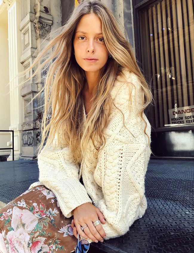 Maxi pull + jupe midi fleurie = le bon mix