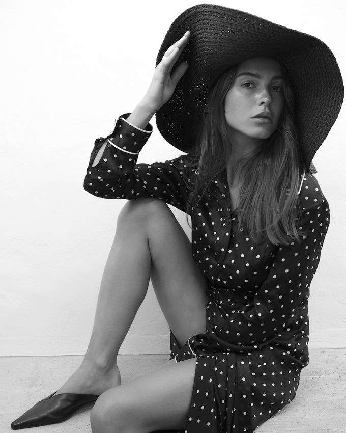 Robe chemise � pois + capeline en paille noire = le bon mix