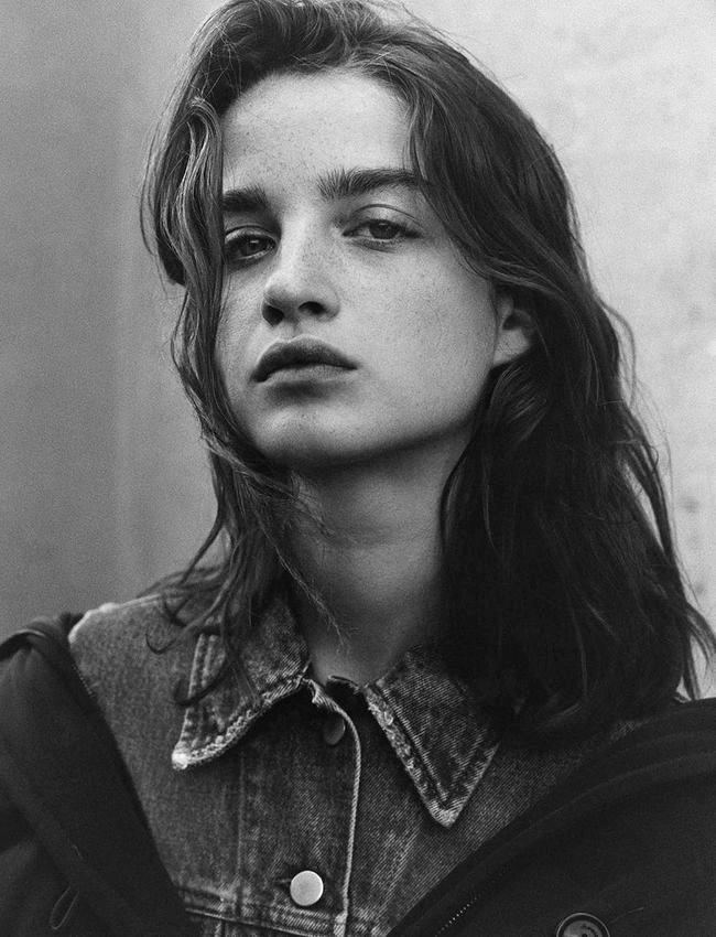 M�lant force et m�lancolie, le visage de la jeune mannequin Ad�le Farine retient l'attention