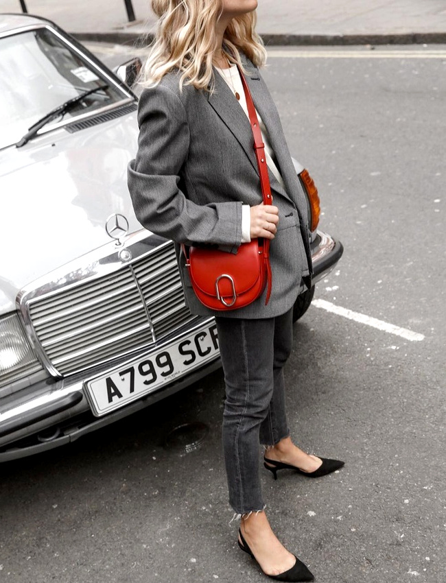 Rien de tel qu'une touche de rouge pour twister un look gris/noir