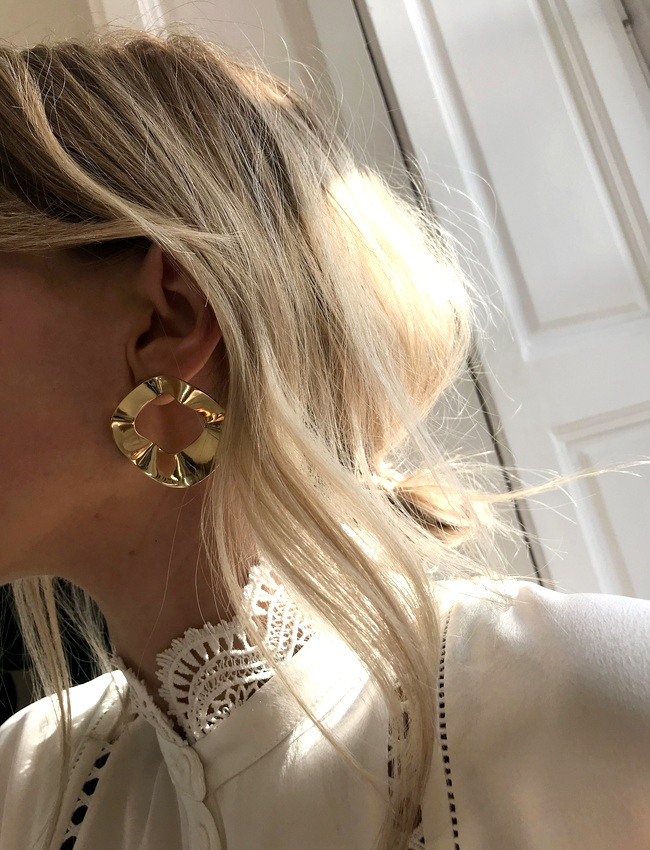 Boucles d'oreilles dor�es minimalistes + chemisier raffin� = le bon mix