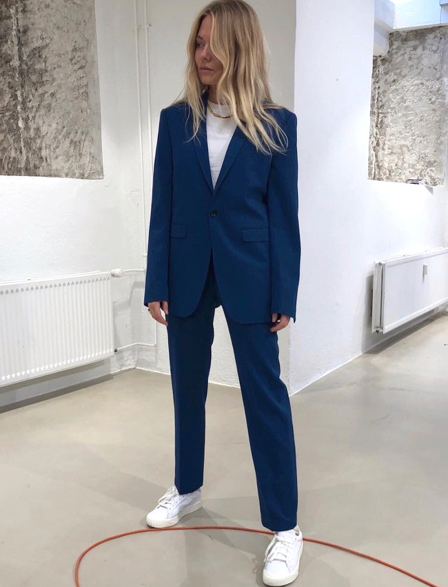 Tee-shirt blanc/baskets blanches : le duo id�al pour twister un costume !