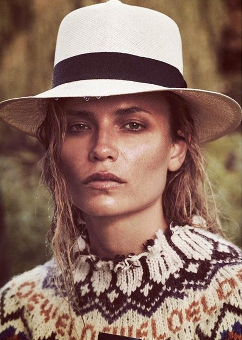 Toujours rester chic, m�me apr�s avoir saut� dans la rivi�re et s'�tre s�ch�e pr�s d'un feu de camp...