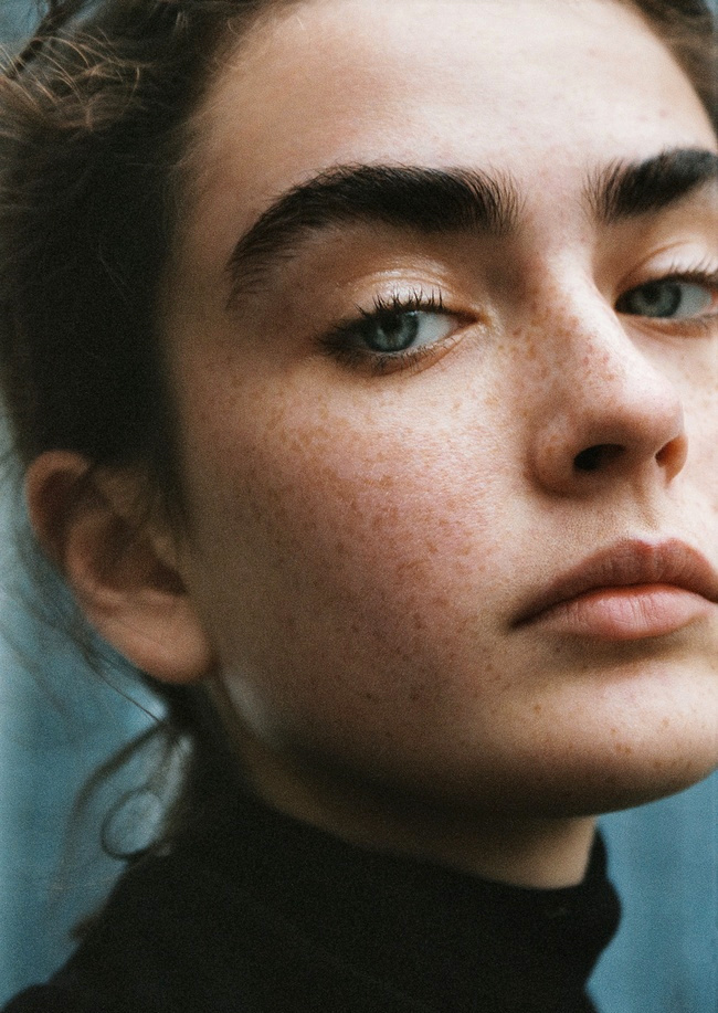 Les sourcils �pais, boosteur de regard ou attribut pileux probl�matique ?