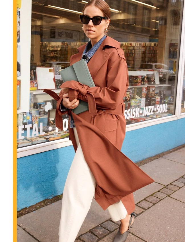 Trench rouille + pantalon blanc + chemise en jean = le bon mix