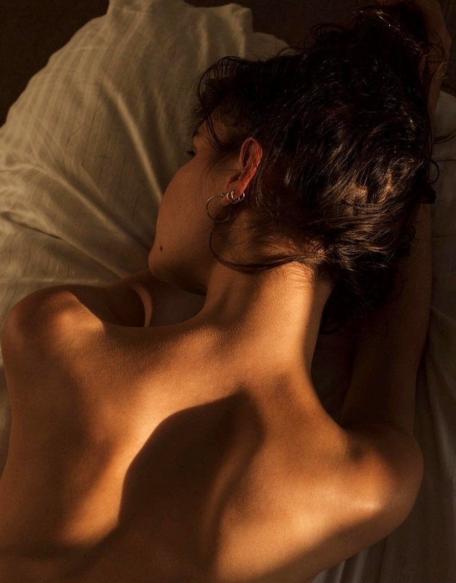 Entre ombre et lumi�re, le corps f�minin se fait intens�ment myst�rieux...