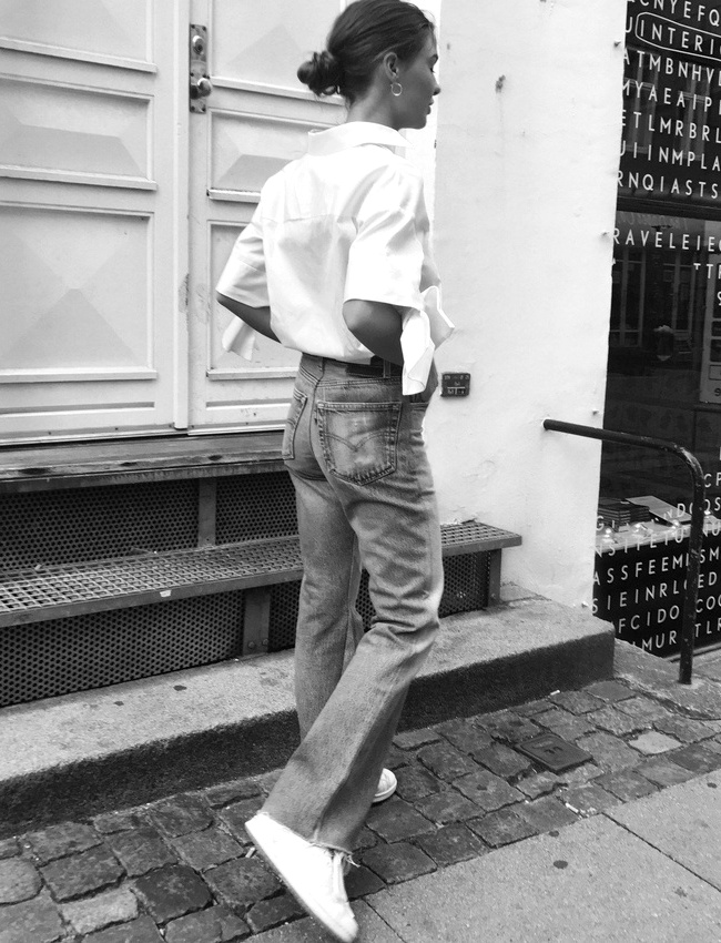 Baskets blanches + jean flare + chemise blanche = le bon mix