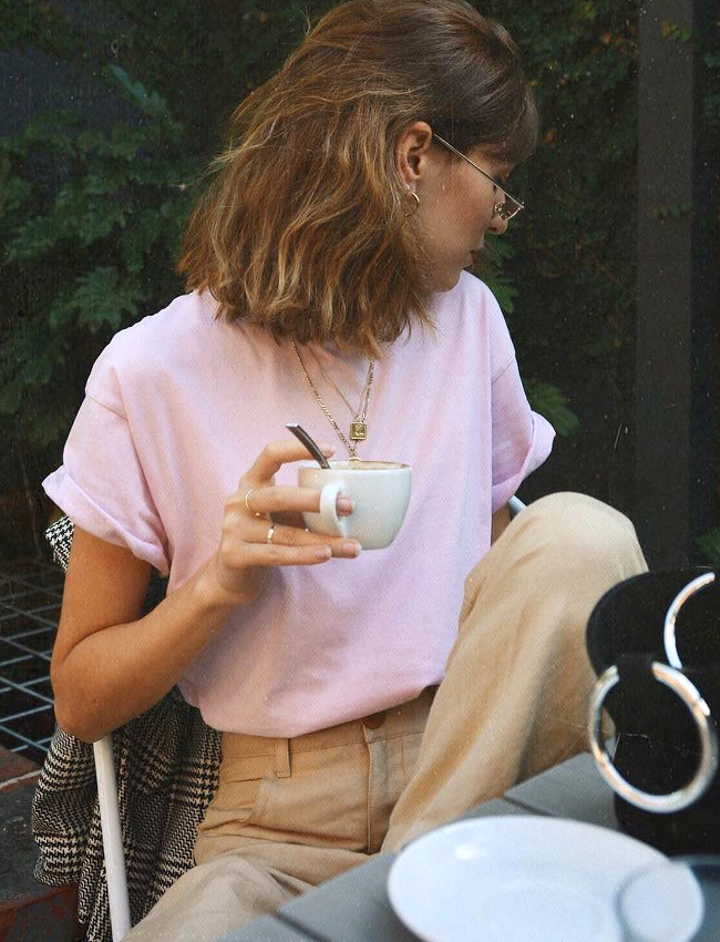 Wanted : un tee-shirt rose p�le � peine ample aux manches faciles � roulotter