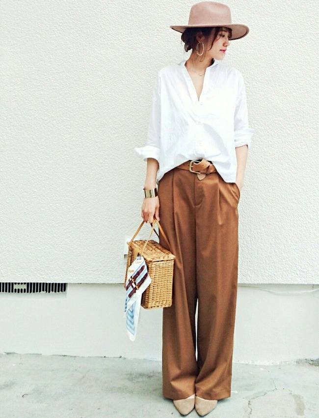 Oui au pantalon large � pinces port� en mode d�contract� !