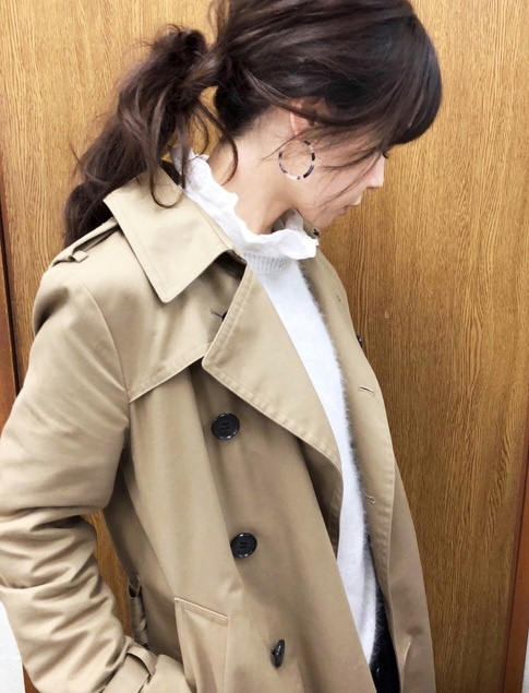 Trench + blouse � collerette blanche + pull angora = le bon mix