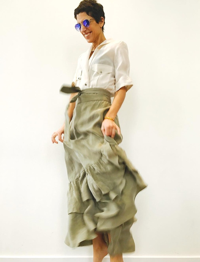 Jupon � volants taille haute + chemisier � poches plaqu�es = le bon mix