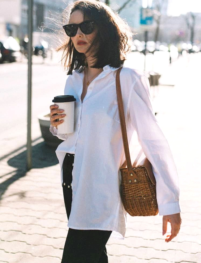 Longue chemise blanche + lunettes noires + slim noir + besace en osier = le bon mix