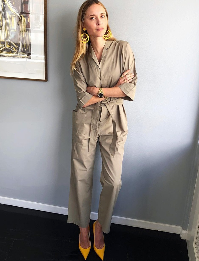 Rien de tel que quelques accessoires color�s et f�minins pour twister une combi �pur� !