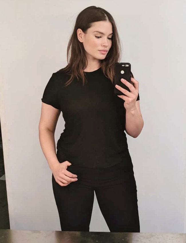 Un maquillage lumineux permet de sublimer la simplicit� du total look noir jean/tee-shirt