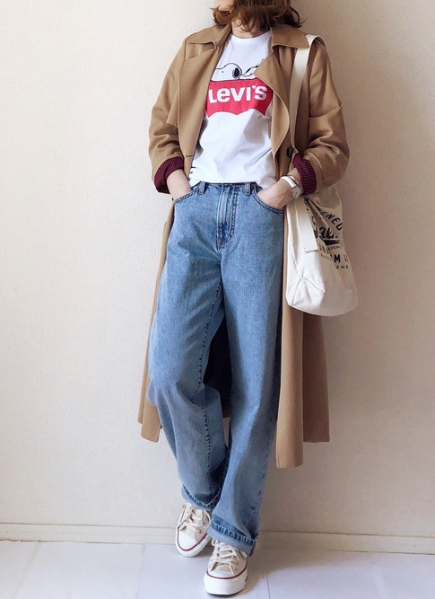 Jean large + trench mi-long + tee-shirt blanc fantaisie = le bon look