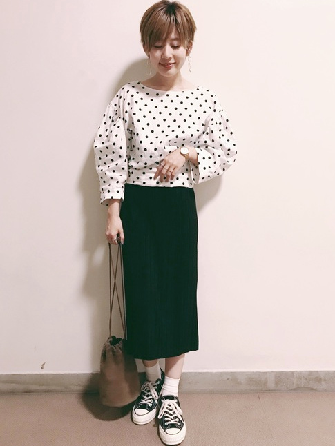 Blouse � pois + jupe droite midi + baskets = le bon mix