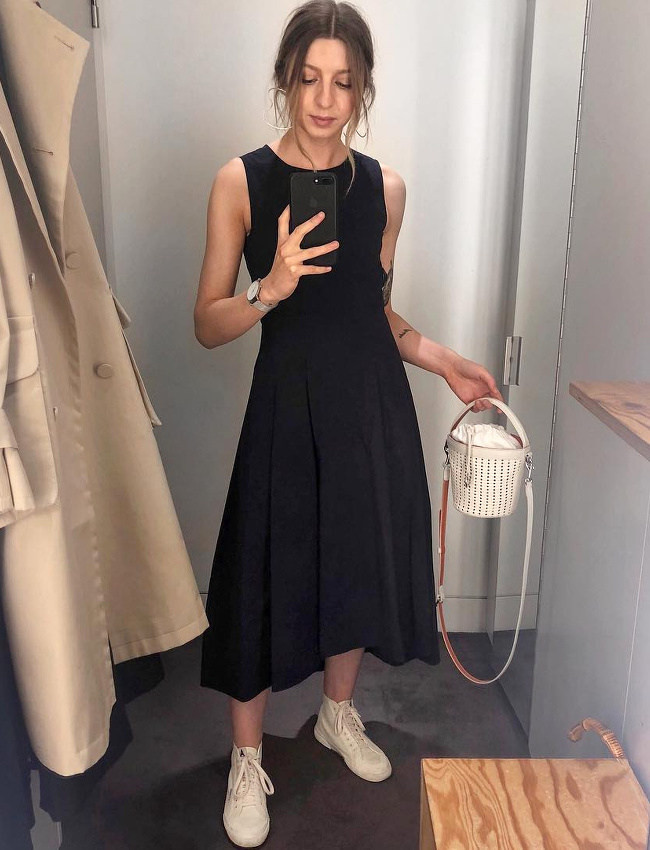 Robe classique minimaliste + baskets blanches montantes = le bon mix