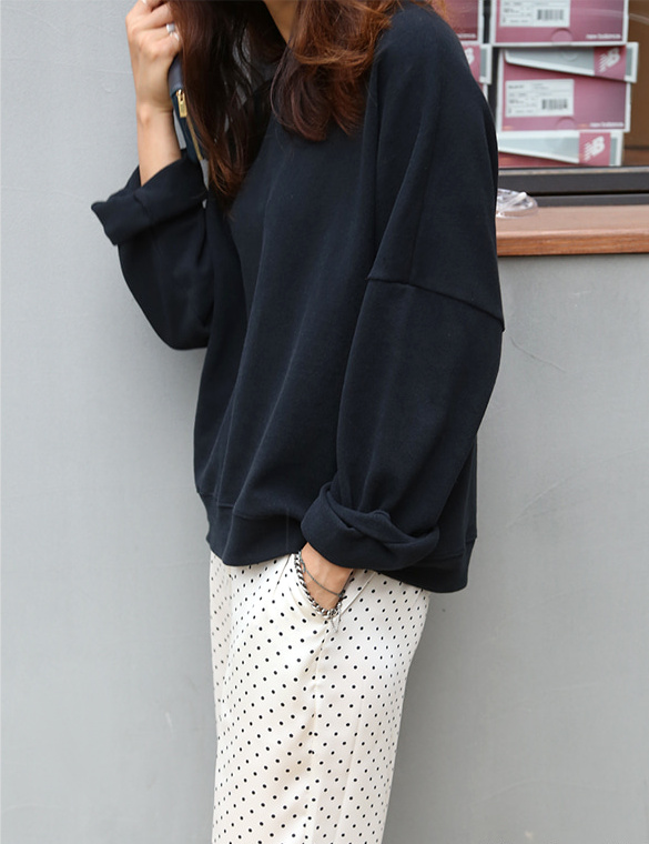 Pantalon � pois discrets + sweat cosy oversize = le bon mix