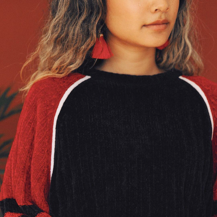 Toujours penser � twister ses pulls sportswear au contact d'un bijou fantaisie...