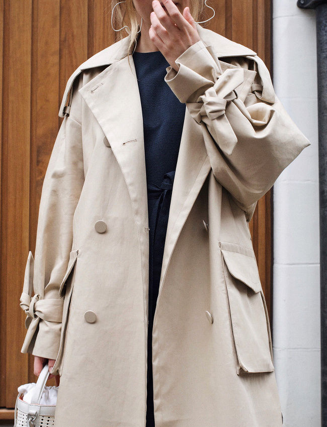 Oui au trench-coat au volume exp�rimental !