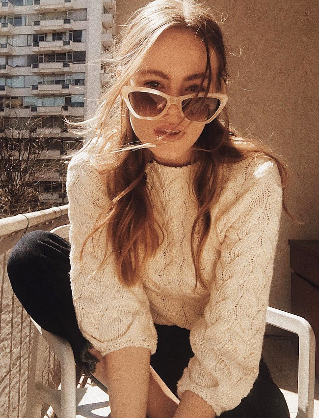 Petit pull finement torsad� + lunettes de star + cheveux � demi d�tach�s = le bon mix