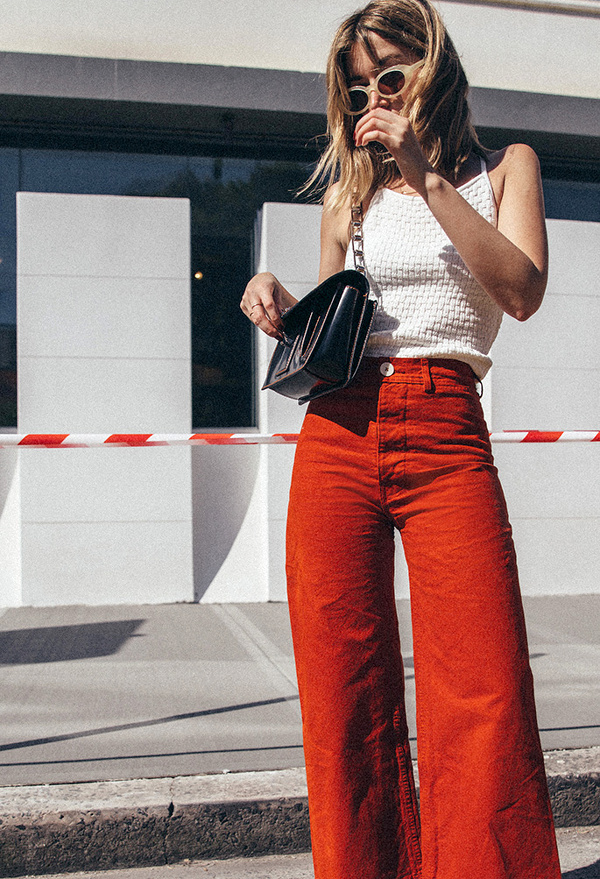 Le jean rouge large 7/8 taille haute, l'atout casual chic du printemps !