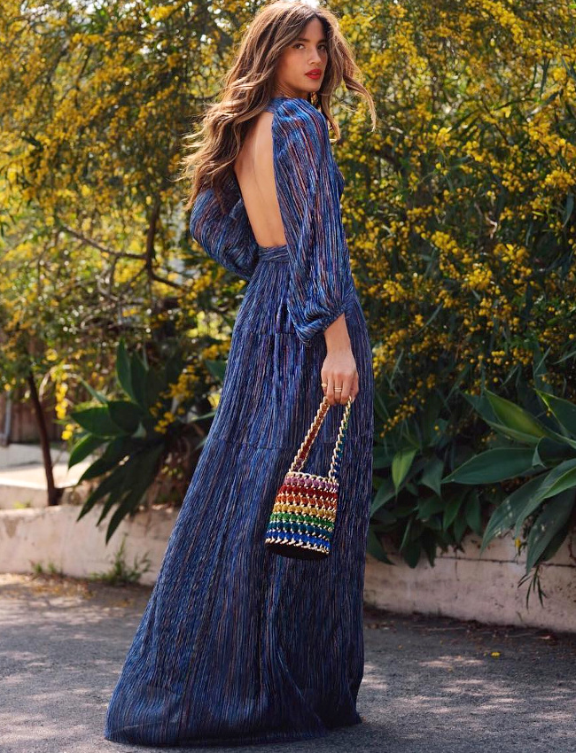 Plus la robe est longue et couvrante, plus le dos nu s'impose !