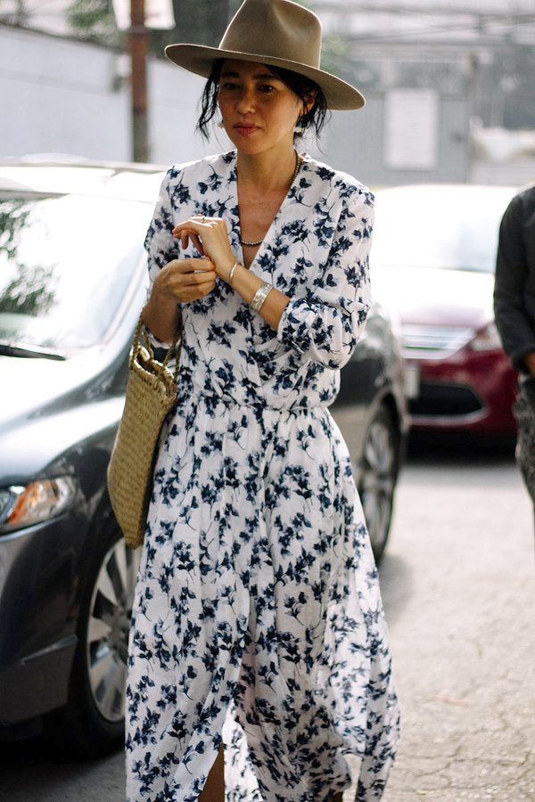 Fedora + longue robe f�minine = le bon mix