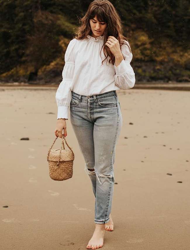 Panier tress� + blouse blanche romantique + jean d�chir� = le bon mix