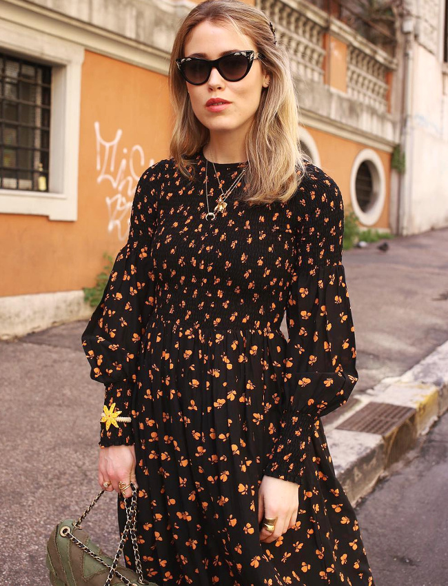 La robe longue fleurie sur fond noir, toujours dans l'air du temps !