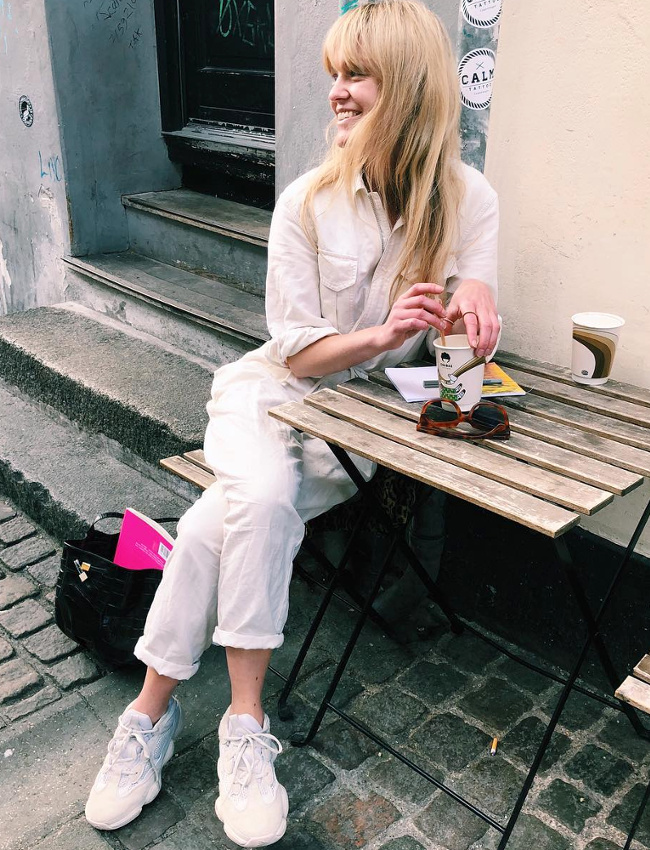 Combinaison pantalon utilitaire roulott�e sur la cheville + runnings revisit�es = le bon mix