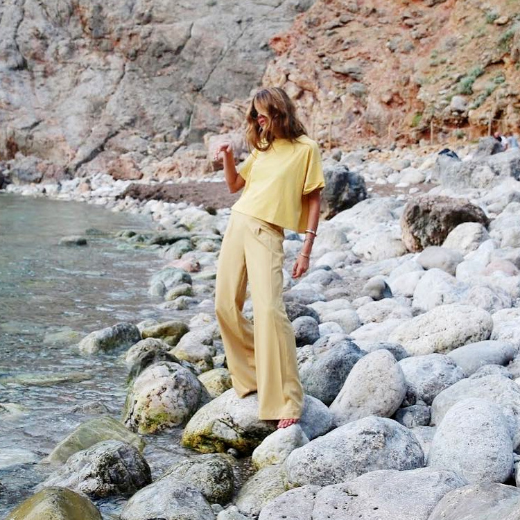 M�lant nonchalance seventies et cama�eu de jaunes, ce look a tout bon !