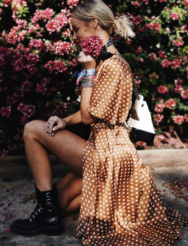 Oui au t�lescopage entre robe ultra f�minine et boots roots !