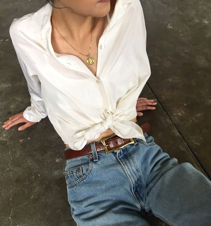 Chemise blanche nou�e sur le devant + jean droit taille haute + m�daille dor�e = le bon mix