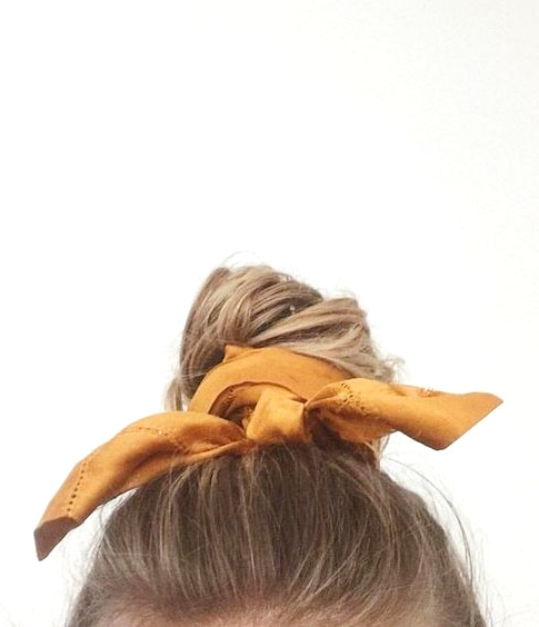 Chignon haut + foulard = le bon mix
