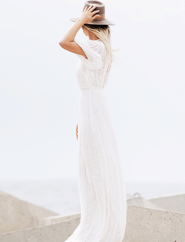 Rien de tel qu'un fedora pour twister le romantisme de la longue robe blanche