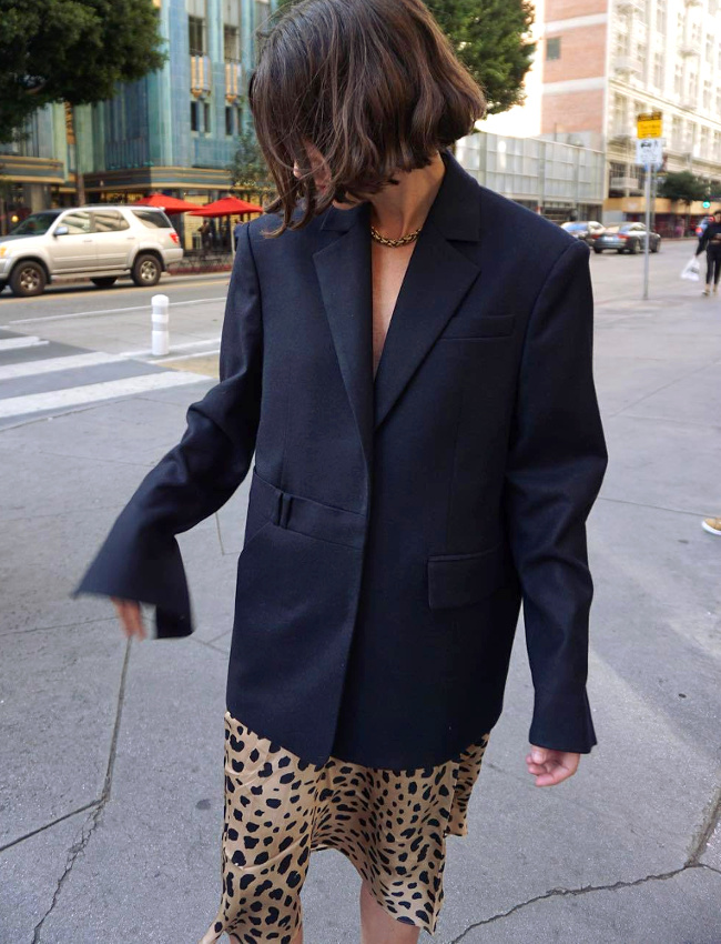 Carrure masculine + tissu liquide l�opard = le bon mix