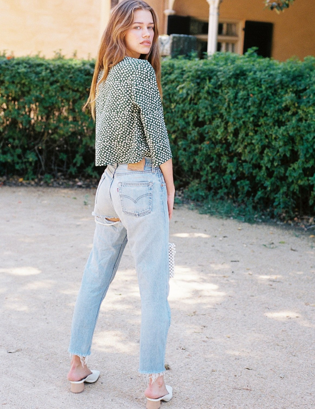 Jean droit l�g�rement destroyed + top nineties romantique + longue chevelure = le bon mix