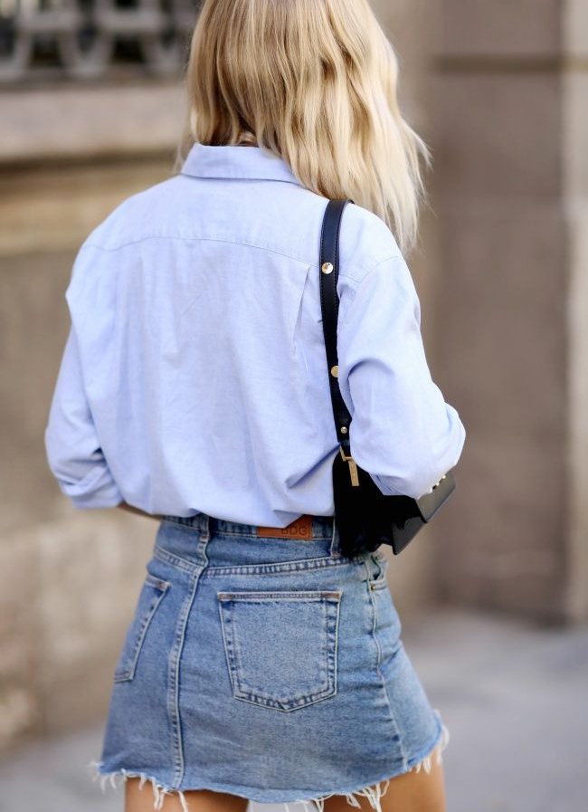 Rien de tel qu'une chemise masculine pour calmer une mini jupe !