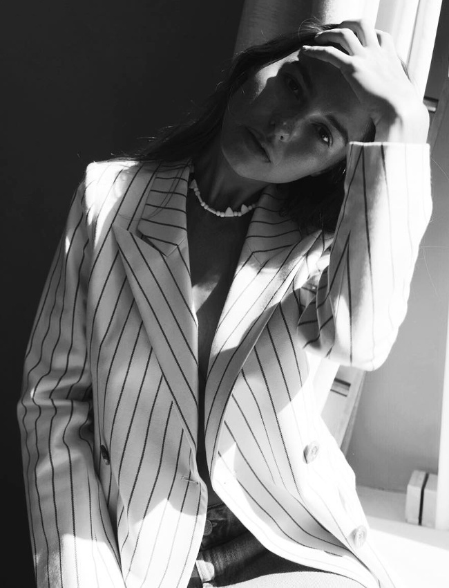 Rien de tel qu'un blazer ray� pour r�chauffer le trio tee-shirt/501/collier Massa� !