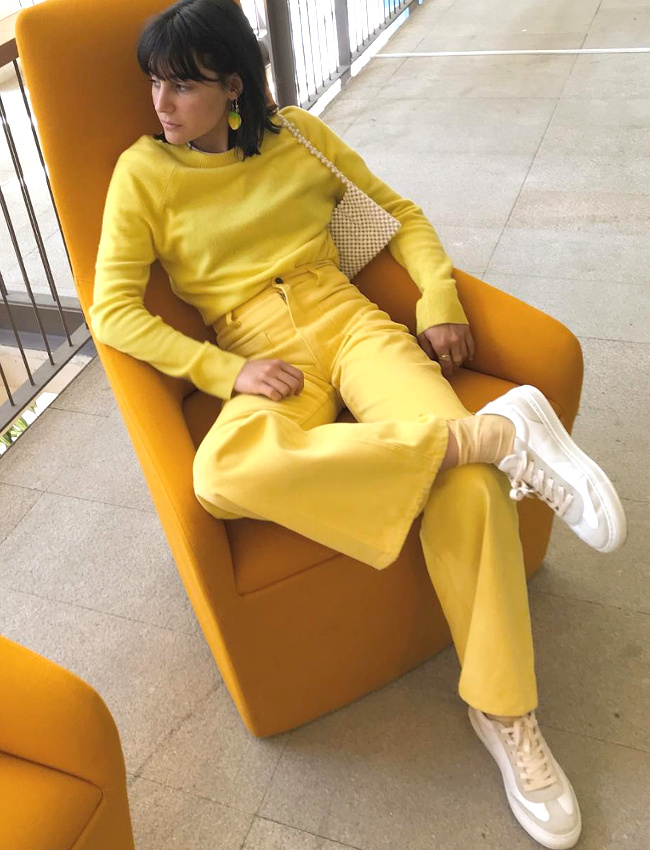 Total look jaune + baskets blanches + mini sac paille = le bon mix