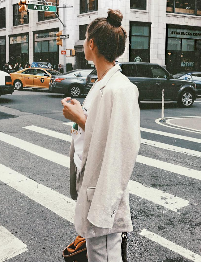 Chignon haut + blazer oversize = le bon mix