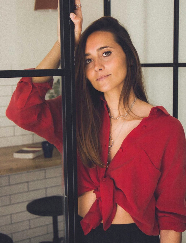 D�boutonn�s et nou�s sur le devant, les sobres chemisiers se muent en arme de s�duction massive