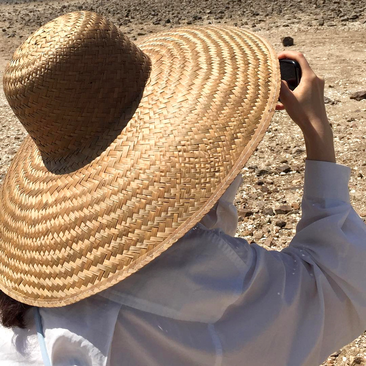 Le maxi chapeau de paille n'a jamais �t� aussi tendance... ce sont les dermatologues qui vont �tre contents !