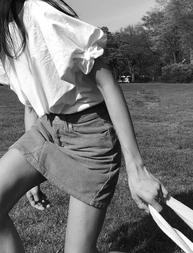 Mini jupe en velours c�tel� + blouse blanche �pur�e = le bon mix