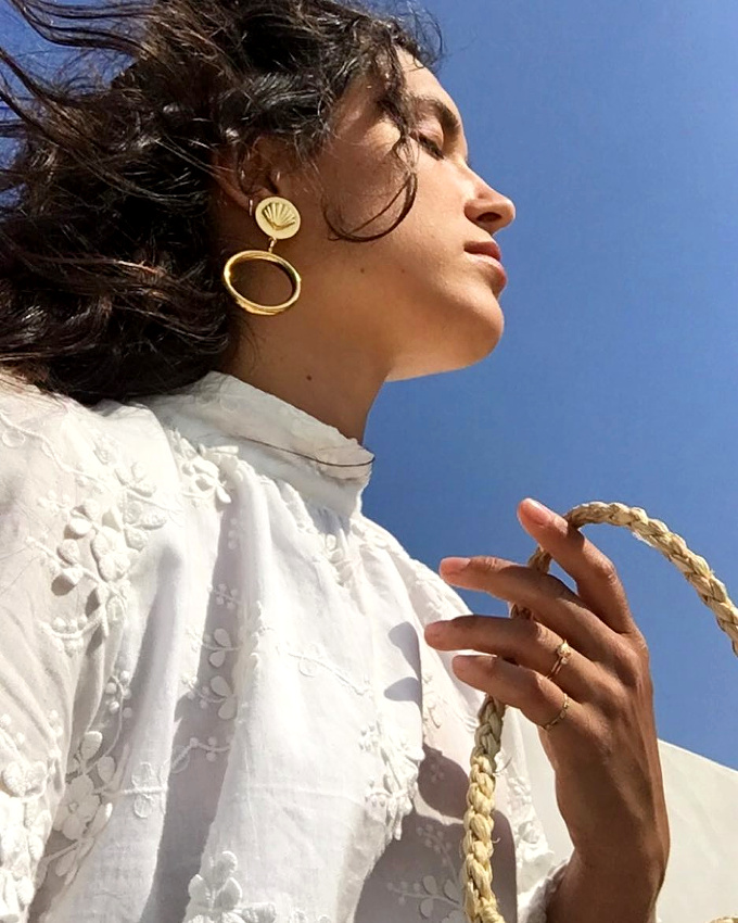 Blouse blanche � col montant + boucles d'oreilles XL dor�es = le bon mix