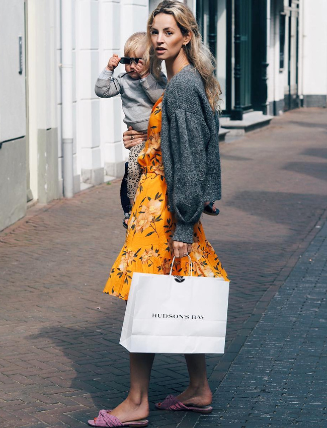 Oui au gros gilet enfil� � la va-vite sur une jolie robe fleurie !