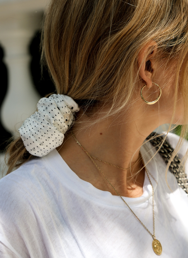 Toujours penser � sophistiquer le tee-shirt blanc !