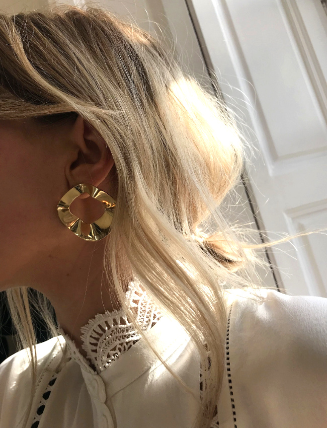 Blouse blanche en dentelle + boucles d'oreilles = le bon mix