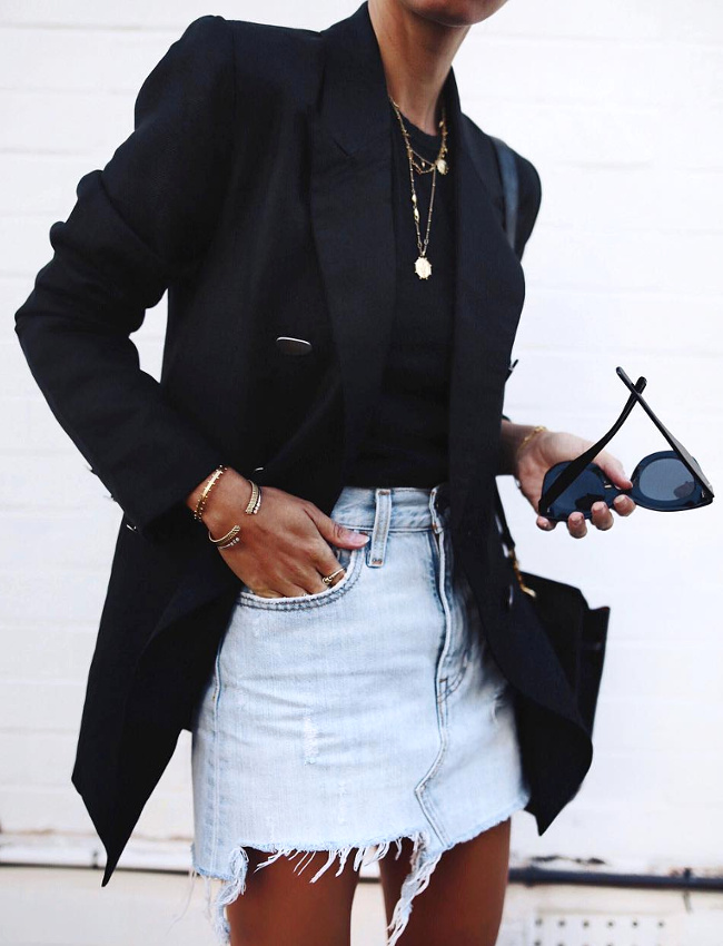 Long blazer noir + jupe en jean destroyed = le bon mix